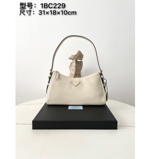 프라다 에메 미디엄 가죽 숄더백 1bc229