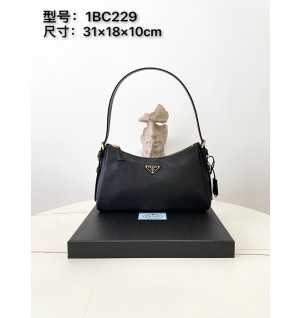 프라다 에메 미디엄 가죽 숄더백 1bc229